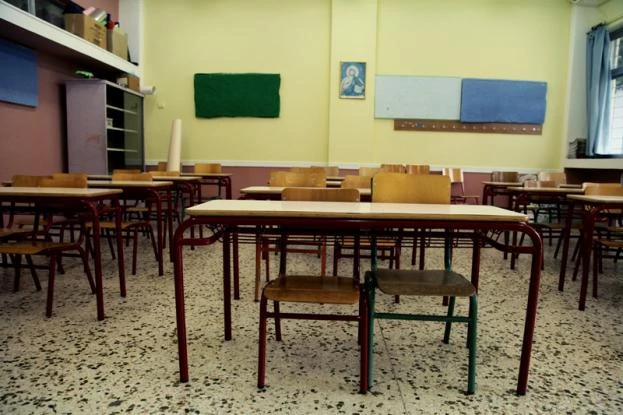 Έβαλαν καθαρίστριες σχολείου να υπογράψουν υπεύθυνη δήλωση ότι δε θα αντιδρούν με την απειλή της απόλυσης!